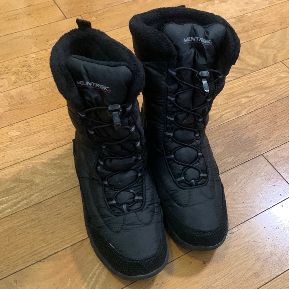 Mountrek boots ( size 7.5 )